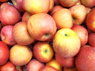 apples in the market