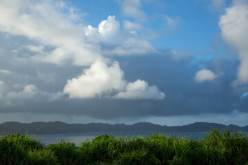 夏の奄美大島の空。積乱雲。夏雲。光。