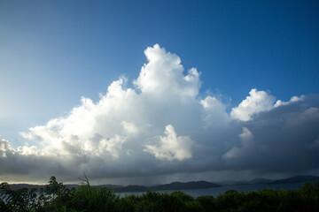 夏の奄美大島の空。積乱雲。夏雲。光。