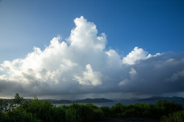 夏の奄美大島の空。積乱雲。夏雲。光。