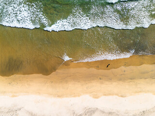 Vista aerea oleaje en la playa