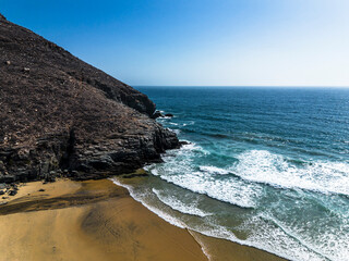 Vista aerea oleaje en la playa
