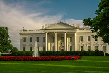 Obraz premium White House in Washington DC. America president residence. White House with national flag. American presidents residence. White House building. Federal government. The White House and American flag.