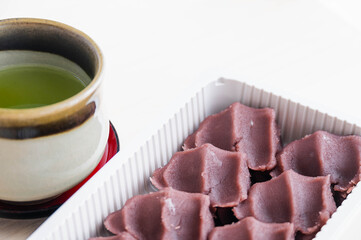 餅菓子と緑茶
