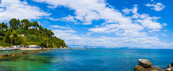 Panoramiczny widok linii brzegowej na Korfu 2025