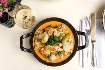 Plat de poulet grillé et légumes accompagné de sauce