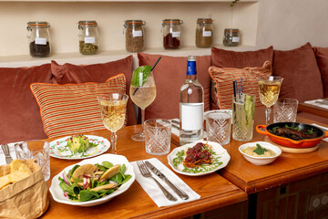 Assortiment de plats sur table