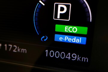 走行距離10万キロ達成。車のメーター表示。