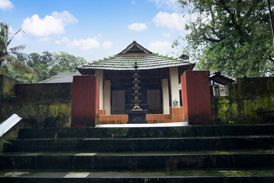 Kuttipuram Mallur Shiva Parvathi temple is located near to Kuttippuram bridge in Malappuram district, Kerala.