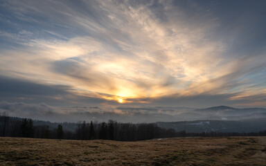 Dramatyczne Niebo Oglądane z Hali Jaworowej w Beskidzie Śląskim, w Brennej, podczas zbliżającego się zachodu słońca. © Arsky