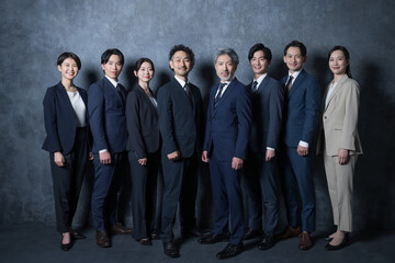 横並びで立つビジネスマン全身複数8人のカメラ目線