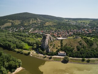 Zamek Devin - Słowacja - piękny zamek położony nad Dunajem nagrany dronem w 4K rozdzielczości © Konrad