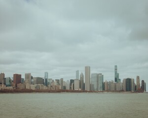 Obraz premium Chicago skyline across Lake Michigan
