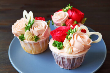 Plate of stunning flower bouquet shaped frosting cupcakes on black background