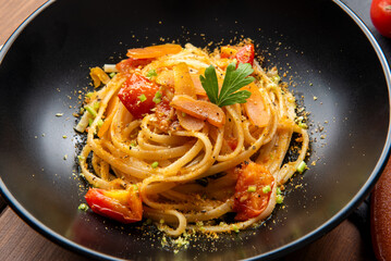 Linguine con bottarga di muggine e pomodorini, pasta italiana 