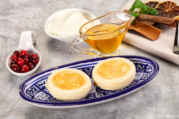 Roasted cheesecakes - Syrniki with honey