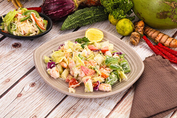 Salad with prawn and vegetables