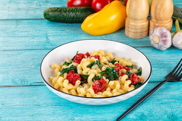 Pasta with spinach and tomato