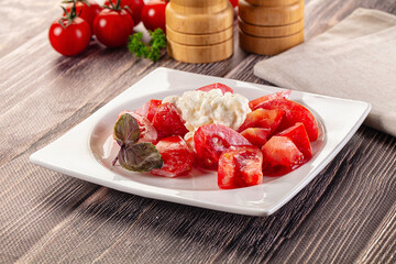 Salad with stracciatella and tomato