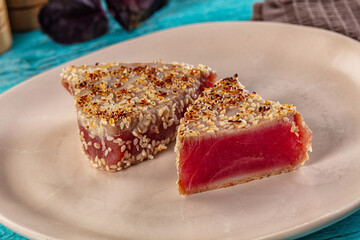 Tuna tataki with sesame seeds