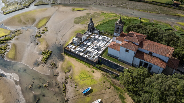 Kirche und K&uuml;stenfriedhof von Barru an einer Flussm&uuml;ndung in Asturien