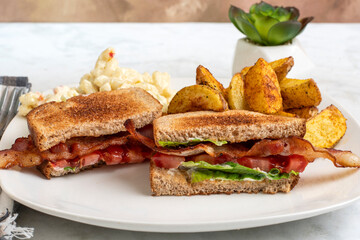 blt sandwich with potatoe wedges