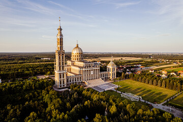 Licheń Stary, miejsce pielgrzymek do Sanktuarium Matki Bożej Licheńskiej. Panorama z lotu ptaka, latem