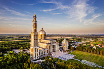 Licheń Stary, miejsce pielgrzymek do Sanktuarium Matki Bożej Licheńskiej. Panorama z lotu ptaka, latem © Franciszek