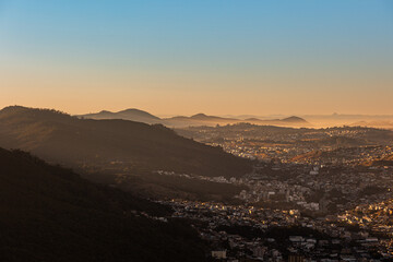 Poços de Caldas, Minas Gerais: Amanhecer com as montanhas e a cidade de Poços de Caldas