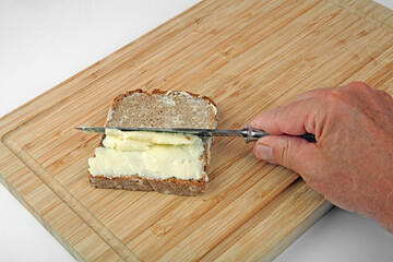 Die Butter vom Brot nehmen
