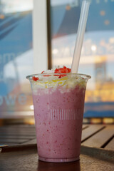 ホイップクリームがたっぷり乗ったいちごスムージー