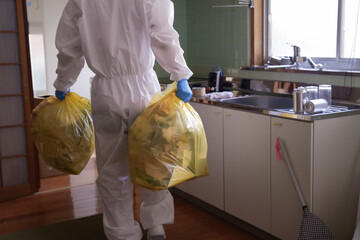 防護服で作業する特殊清掃員