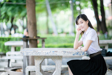 During the university’s welcome week, a beautiful and cute female student from the science faculty joined a portrait photo shoot, bringing bright energy and a fresh look to the campaign materials.