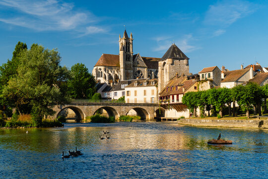 Vista del ponte e del paese a Moret sur Loing in Francia in estate