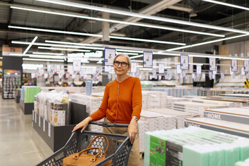 Fototapeta premium Woman selecting items in a hypermarket during a shopping trip showcasing a modern retail experience