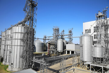 Modern granaries for storing cereal grains outdoors
