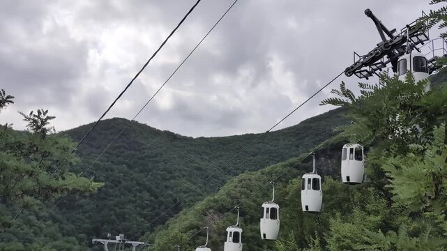 Cabinovia in azione sul Monte Catria
