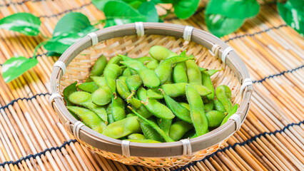 竹ざるに盛られた枝豆
