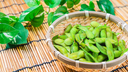竹ざるに盛られた枝豆
