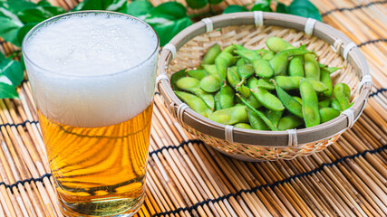 枝豆と泡立つビール