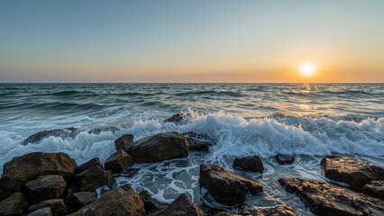 Obraz premium Evening scene of waves colliding with coastal rocks