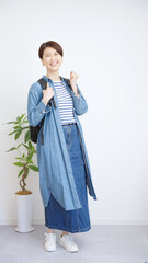 ガッツポーズする女性全身