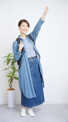 ガッツポーズする女性全身