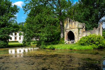 Villa, Ruine und Großer Teich im Breidings Garten in Soltau