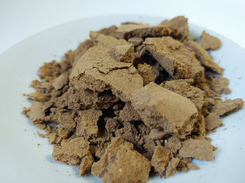 Qits Al Hindi or Qusthul hindi is herbal medicine for covid virus. Made from costus root powder. Look like noised and grain texture with root powder. Made of costus root powder