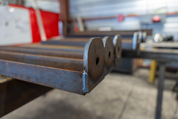 Pièces métalliques disposées dans un atelier industriel, illustrant un environnement de production mécanique et de précision.