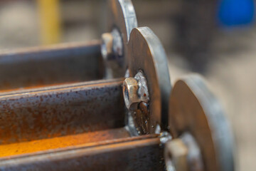 Pièces métalliques disposées dans un atelier industriel, illustrant un environnement de production mécanique et de précision.