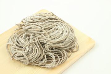 手打ち風の平切麺、食感が楽しめる蕎麦