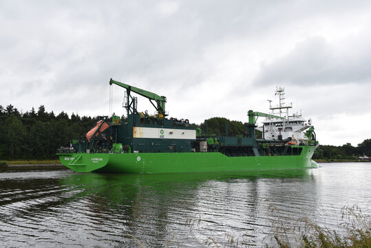 Baggerschiff MEUSE RIVER f&auml;hrt im Nord-Ostsee-Kanal