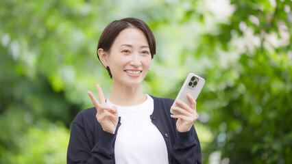 女性　スマートフォン　スマホ